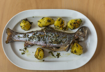 Saibling gebraten mit Petersillkartoffel.