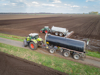 Ackerbau - Transport der Gülle mit moderner Landtechnik zum Feld, landwirtschaftliches Symbolfoto. © Countrypixel