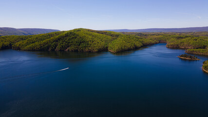 Fototapeta na wymiar Mountain lake Hawn's overlook aerial