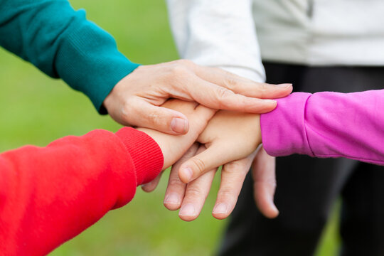 Las Manos De La Familia Se Apilan Juntas. Unión, Concepto De Colaboración