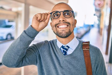Obraz premium Young african american businessman smiling happy walking at the city.