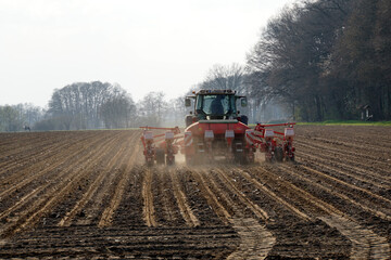 Landwirt bearbeitet mit einer Einkorn-Sämaschine das Feld - Farmer works the field with a einkorn...