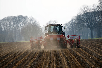 Landwirt bearbeitet mit einer Einkorn-Sämaschine das Feld - Farmer works the field with a einkorn seed drill © etfoto