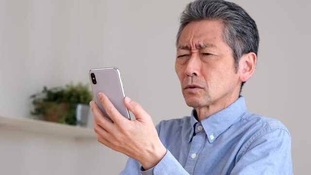 スマホが老眼で見えづらいシニア男性