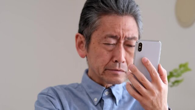 スマホが老眼で見えづらいシニア男性
