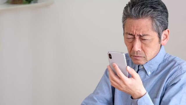 スマホが老眼で見えづらいシニア男性