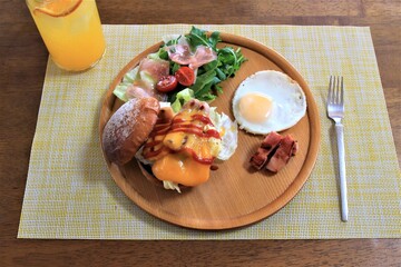 チーズウインナーバーガーの昼食（飲み物はミカンエイド）