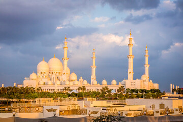 Obraz premium Capital of UAE, Abu Dhabi 2 May 2021 : Sheikh Zayed Grand Mosque before sunrise view, One of the beautiful and largest Masjid located at Middle East.