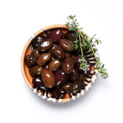 Olive nere ed erbe aromatiche su sfondo bianco. Direttamente sopra.
