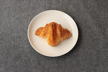 皿にのせたクロワッサン
