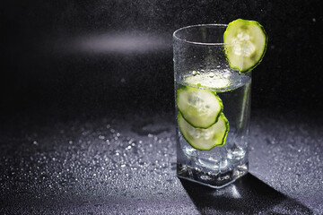 Cucumber water. Drinking water with fresh cucumber. Mineral water. Healthy, mineral-rich, refreshing water with cucumber.