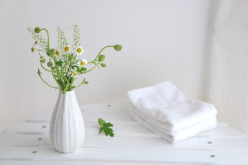 朝の洗面イメージ　白い小花とタオル
