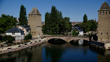 Wehrtürme auf der mittelalterlichen Brücke über die Ill mit bedeckter Brücke, ponts couvert, im Viertel von Straßburg petite France, blauer Himmel mit Wolken