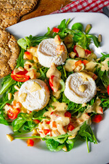 Rocket salad with goat cheese and honey dressing