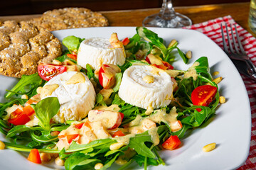 Rocket salad with goat cheese and honey dressing