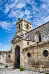 Puerta enrejada y campanario iglesia románica de Santiago apóstol en la villa de Villalba de los Alcores, Castilla y León