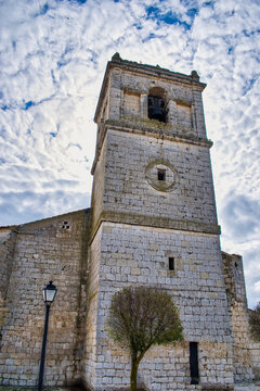 Torre campanario iglesia Santiago ap&oacute;stol en Villalba de los Alcores, provincia de Valladolid