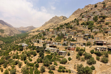 Nice views of the picturesque village of Hawraman and the ravine on which it sits (Iranian Kurdistan)