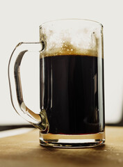 Una jarra helada de cerveza negra irlandesa
