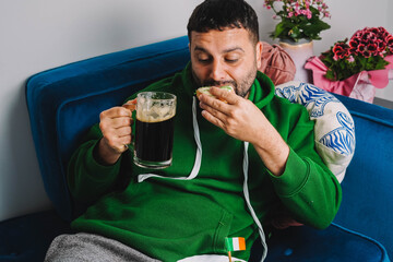 Un hombre soltero desayunando rosquillas y cerveza negra para celebrar el Día de San Patricio
