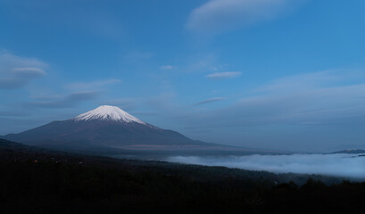早朝に雲海がかかる山中湖・パノラマ台