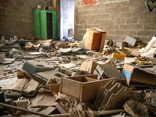 Détritus sur le sol dans une usine désaffectée en Isère - Urbex 