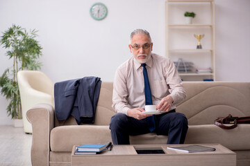 Old businessman employee waiting for business meeting