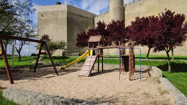 Parque infantil de juego y castillo medieval en Montealegre de Campos, provincia de Valladolid, Espa&ntilde;a