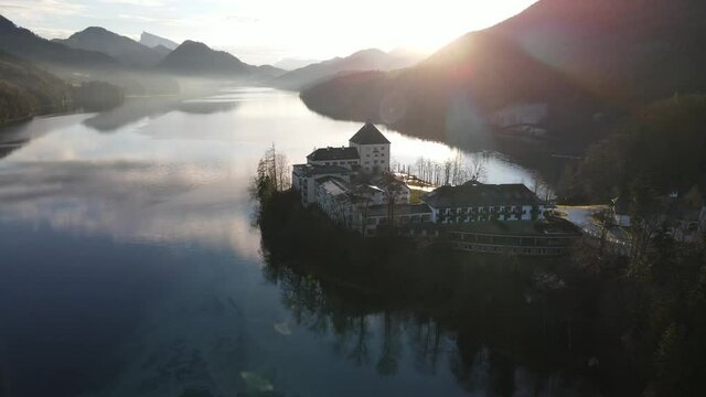 Schloss Fuschl inzwischen Bergen und dem See.