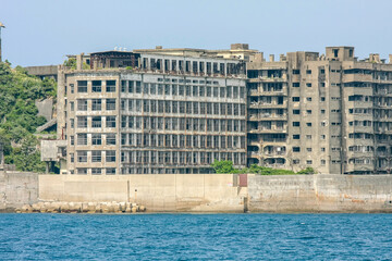 世界文化遺産　軍艦島の端島小中学校跡（長崎）