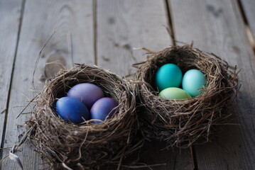 Пасхальные яйца в гнезде
