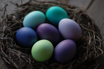 Пасхальные яйца в гнезде
