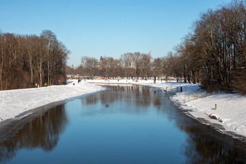 Winter view of the icy and snowy park and river landscapes in Leipzig, Saxony, Germany b