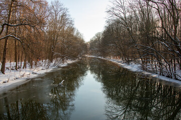 Winter view of the icy and snowy park and river landscapes in Leipzig, Saxony, Germany b