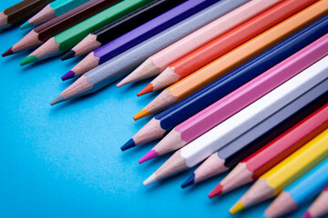 Naklejka premium Colorful pencil set on blue background
