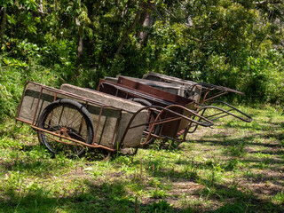野原に置かれたリアカー