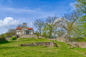 Obraz premium Hof einer mittelalterlichen Burg auf dem Isenberg bei Hattingen