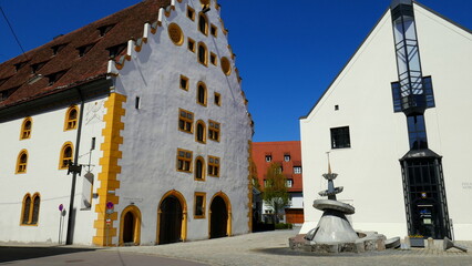 Fototapeta na wymiar Alter Tändelmarkt in Nördlingen mit Blechskulptur vor mittelalterlicher Fassade unter blauem Himmel 