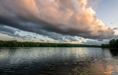 Ciemne chmury deszczowe nad jeziorem.  - obrazy, fototapety, plakaty