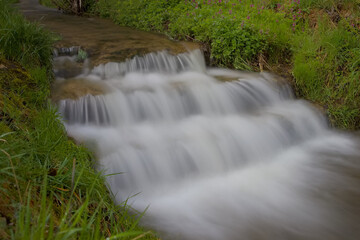 Bach mir Wasserfall in der Natur 