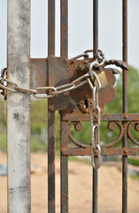 mit kette verschlossenes gittertor