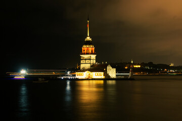 Obraz premium Night view of the famous Maiden's Tower in Istanbul