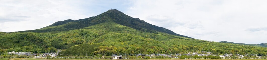 Fototapeta na wymiar 新緑 初夏の筑波山