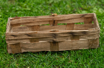 Naklejka premium wooden empty punnet on the grass