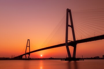 Fototapeta na wymiar 名古屋港　名港トリトン(名港中央大橋)の夕景と沈む太陽