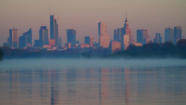 
Panorama Warszawy w słoneczny dzień znad Wisły z okolic mostu Siekierkowskiego
