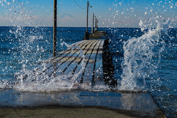 波しぶきの桟橋