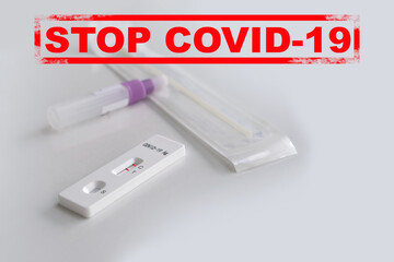 Obraz premium closeup medical disposable sterile test cassette, test kit for rapid test covid-19, concept of early detection of viral disease, vaccinate, presence of virus, SARS-CoV-2 epidemic, coronavirus