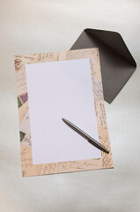 Briefbogen mit Ornamenten auf einem silberfarbenen Hintergrund. Dazu ein passender Briefumschlag...