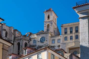 Detailansicht von Gebäuden in der Stadt Lissabon. Es ist ein wunderschöner Sommertag mit strahlend blauen Himmel